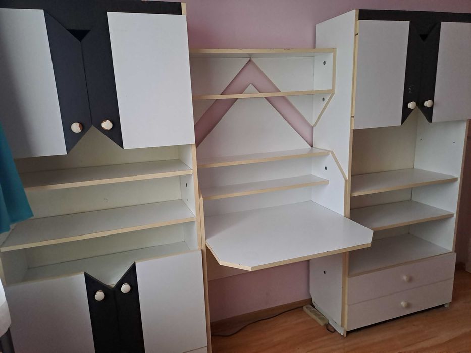Zestaw mebli dziecięcych regał/meblościanka z biurkiem + szafa