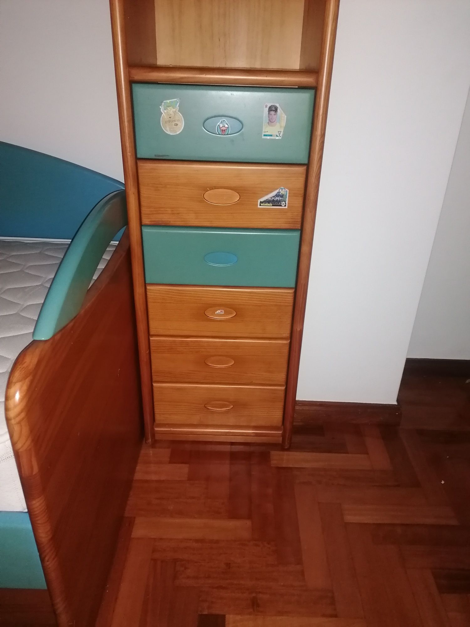 Vendo Estúdio juvenil, com roupeiro de canto c/ oferta de colchão