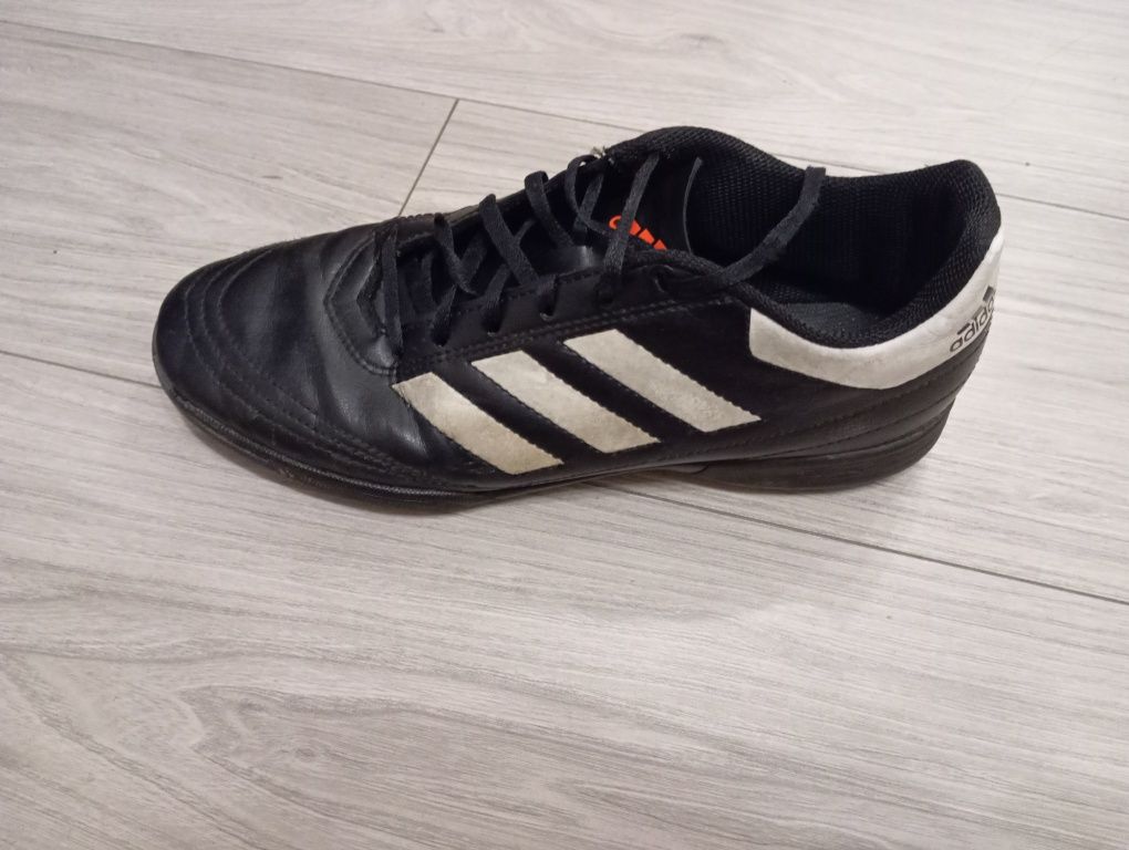 Sprzedam buty piłkarskie używane halówki ADIDAS stan bardzo dobry