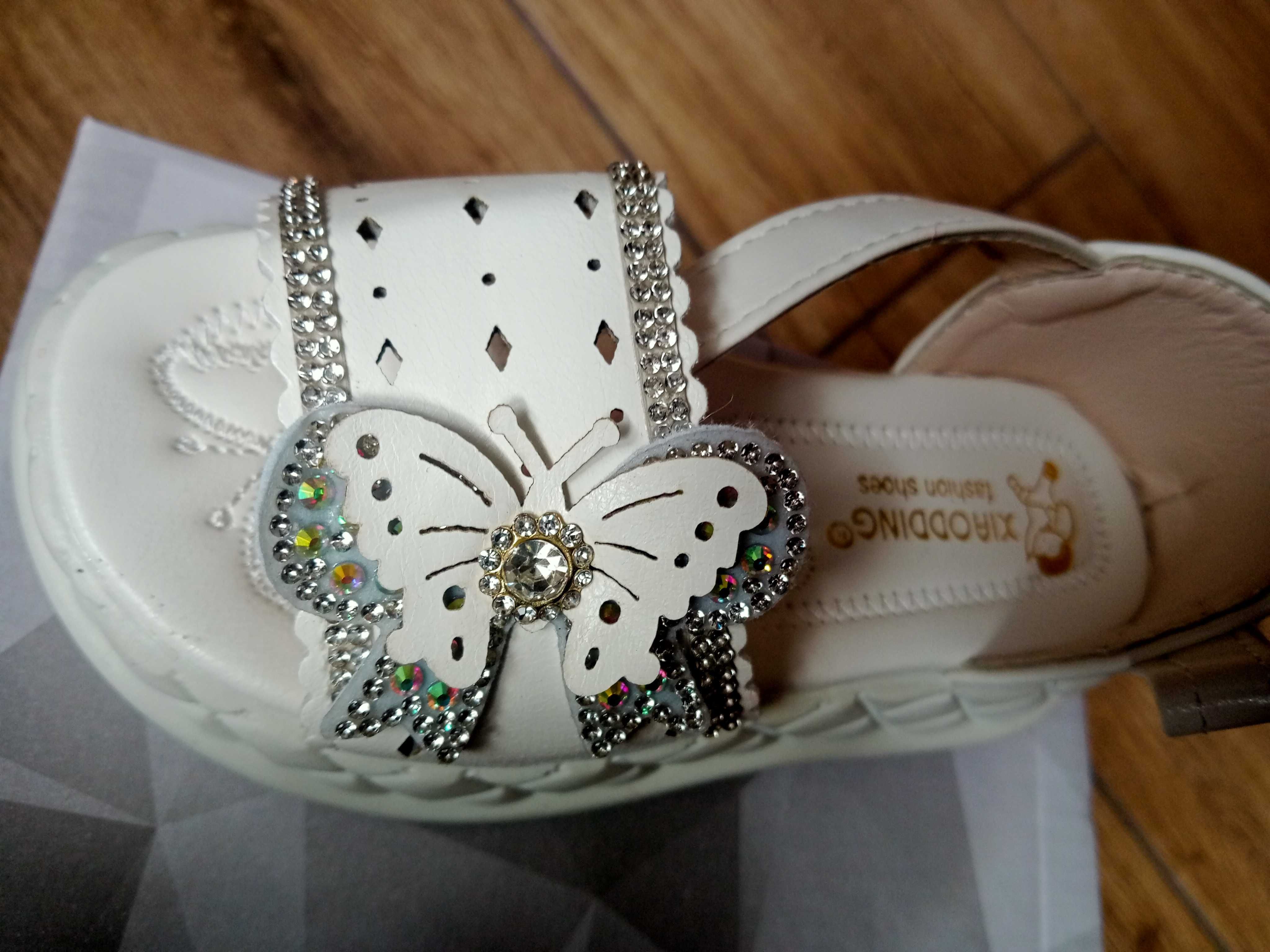 Sandałki dla dziewczynki motylek z cyrkoniami 26 białe