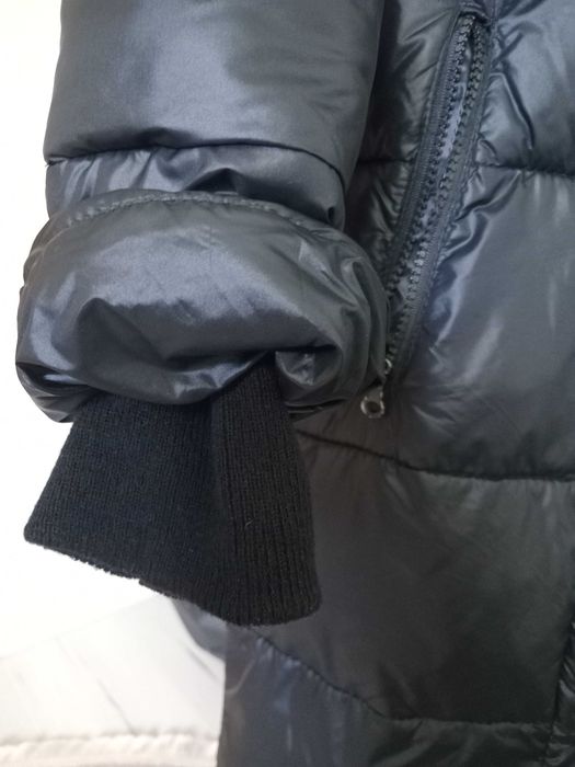 Пуховик зимовий чорний оздоблений  натуральним хутром