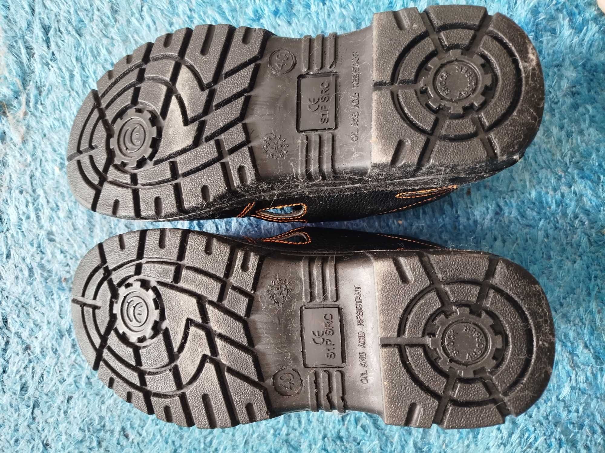 Sapatos de trabalho novos.
