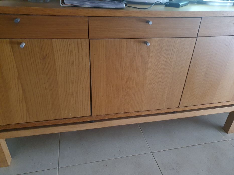 Mesa extensível com 10 cadeiras mais aparador.