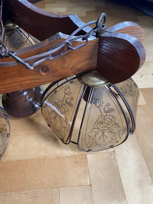 Lampa retro vintage drewniana ze szkoanymi kloszami