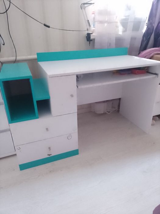 Парта шкільна білого кольору