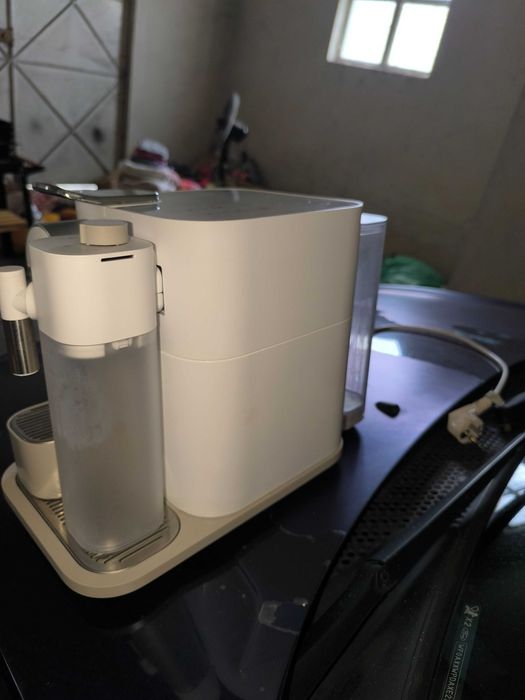 Máquina de café Nespresso grand latissima branca
