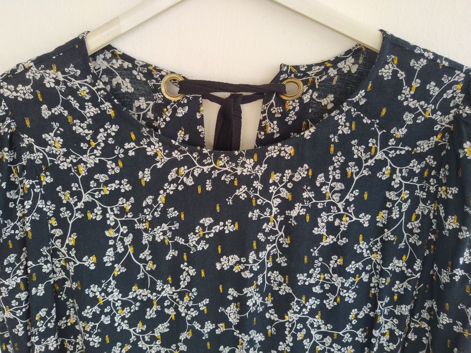 Blusa flores e apontamentos dourados - Tamanho M