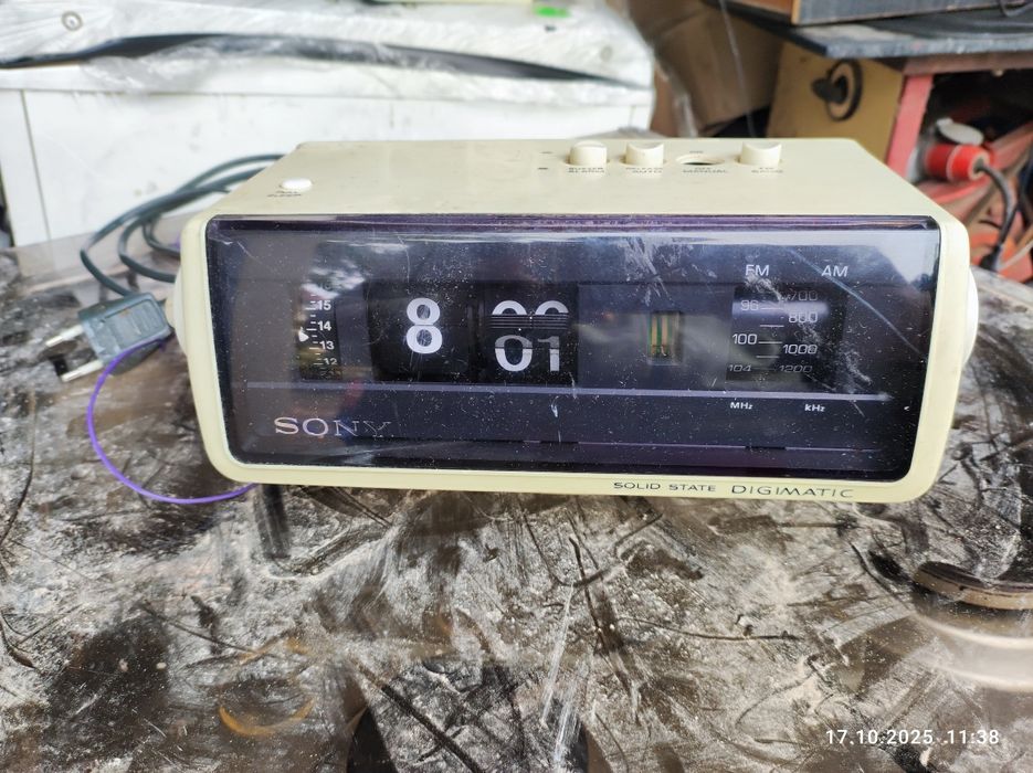 Radio z zegarem klapkowym SONY Solid State Digimatic