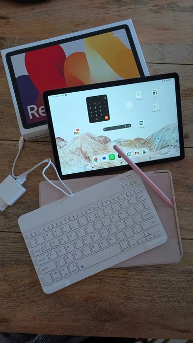 Tablet novo na caixa com acessórios