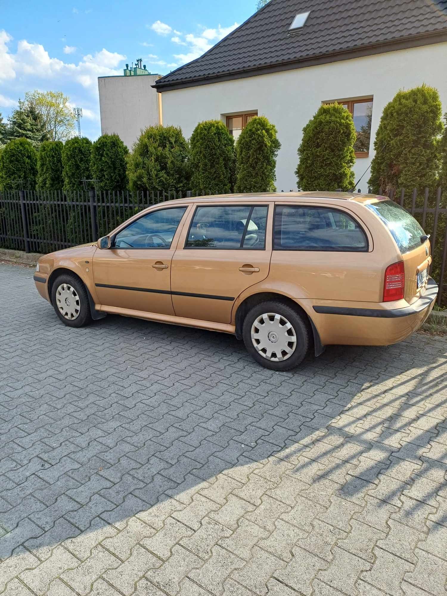 Samochód Skoda Octavia Combi 2.0 benzyna