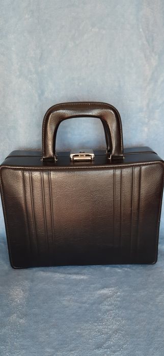 Вінтажний ,натуральна шкіра чемоданчик .