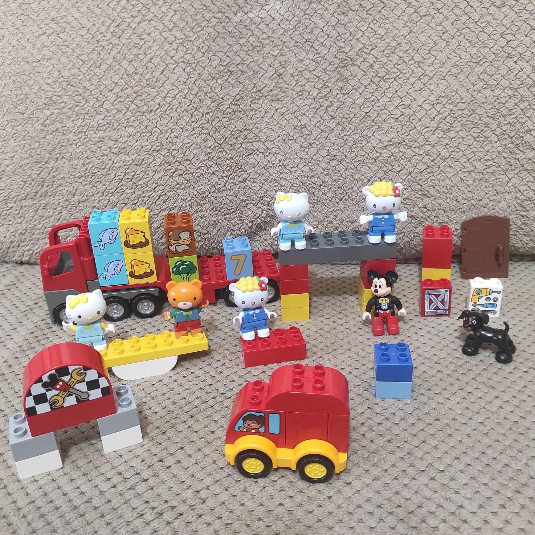 LEGO Duplo mix klocków z różnych zestawów.
Myszka Miki 
Tir z czerwoną