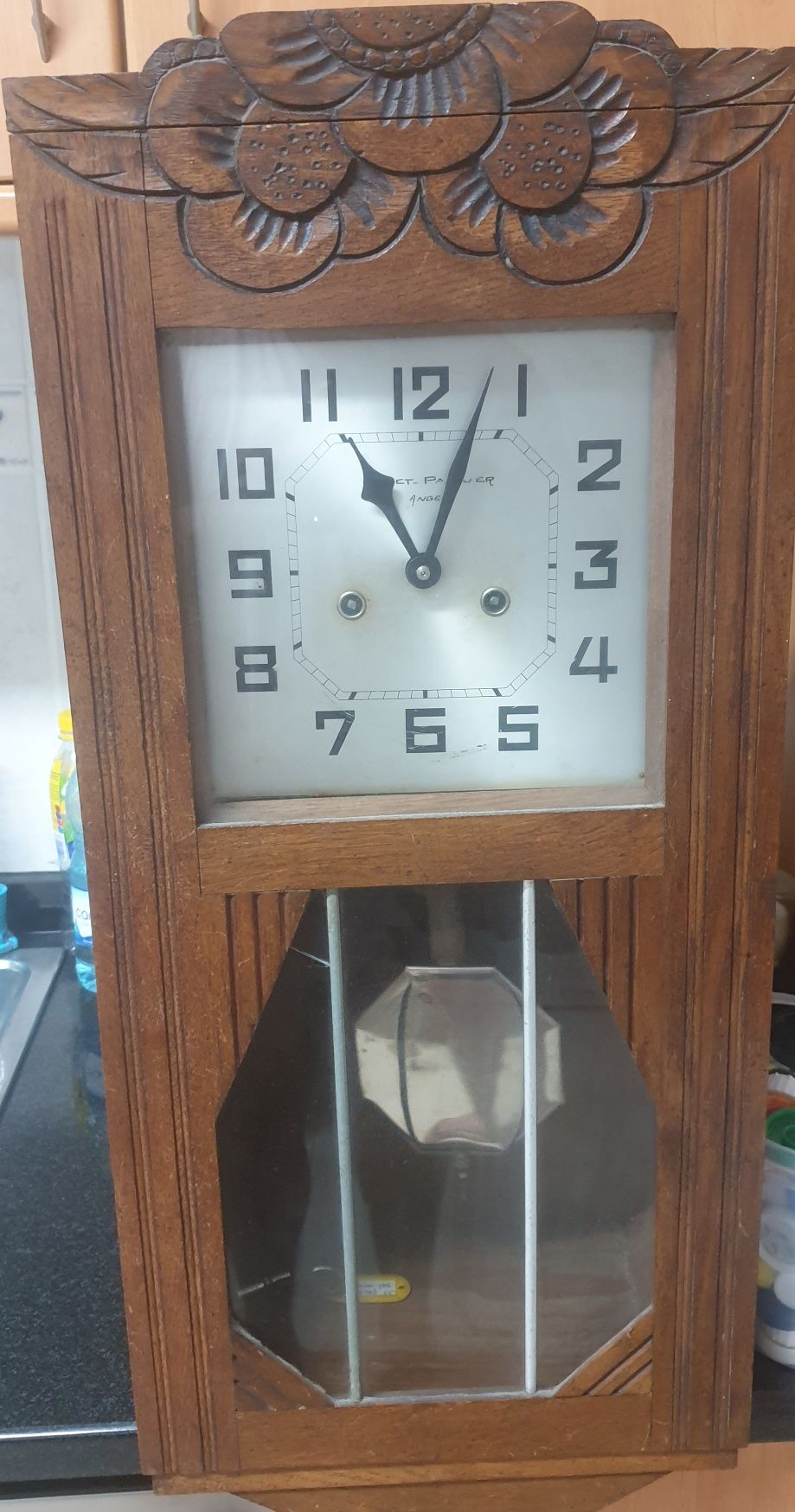 Relógio de sala muito antigo em madeira.