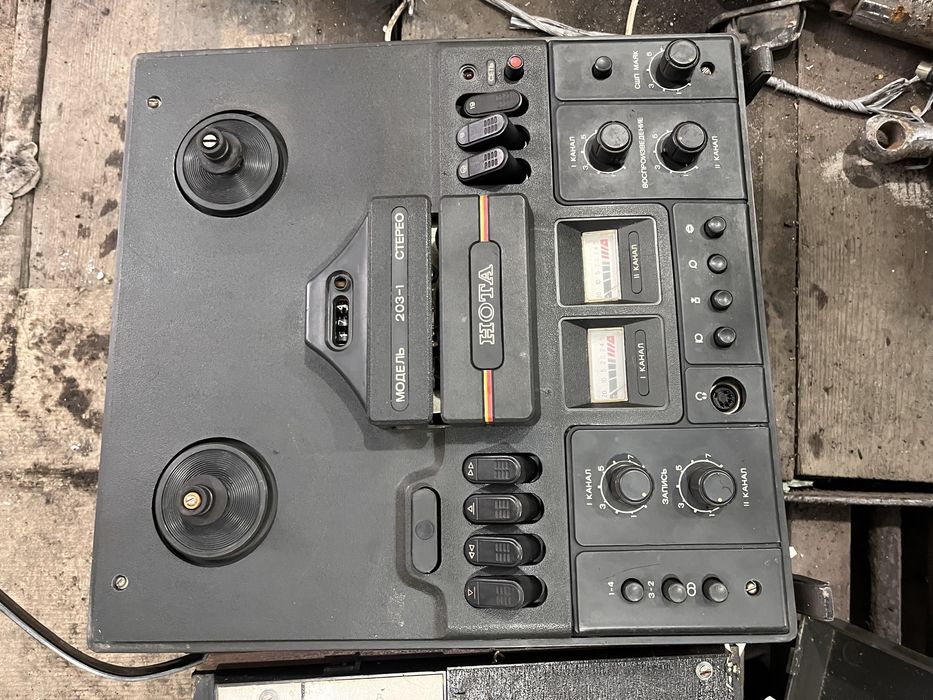 Магнитофон катушечный бобинный