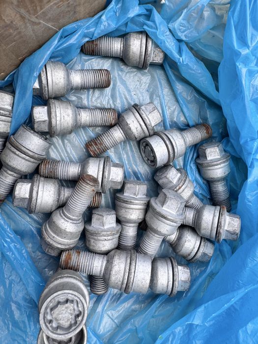Śruby zabezpiecające śrubu do felg aluminiowych Audi Q3 Q5 Q7 Q8