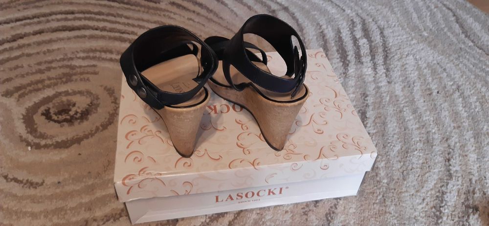 Sandały czarne na koturnie Lasocki 40