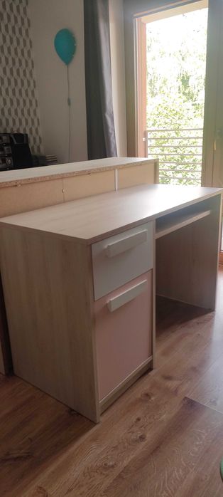 Sprzedam meble do pokoju dziecka. Biurko + komoda