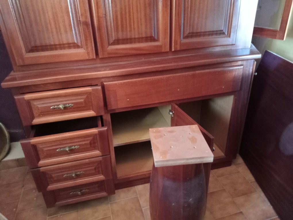 Móvel de cozinha com mesa impecável