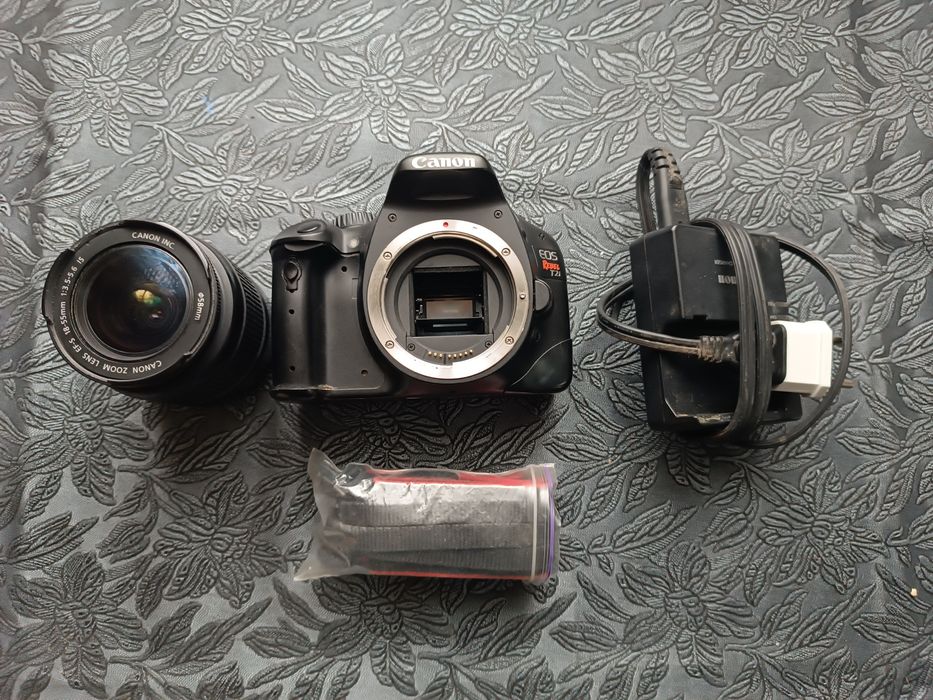 Фотоаппарат зеркалка Canon redel T2i 18/18 55mm + зарядка и карта 16G