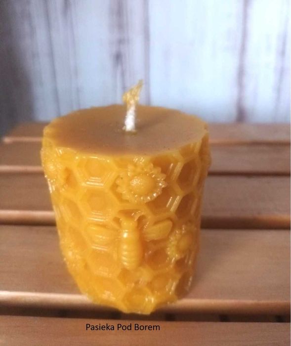 Świeca walec z pszczołą i plastrem z wosku pszczelego