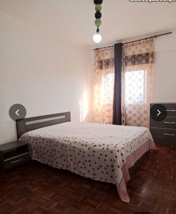 Quarto para casal,entrada 1 de Novembro, ambiente tranquilo e arejado