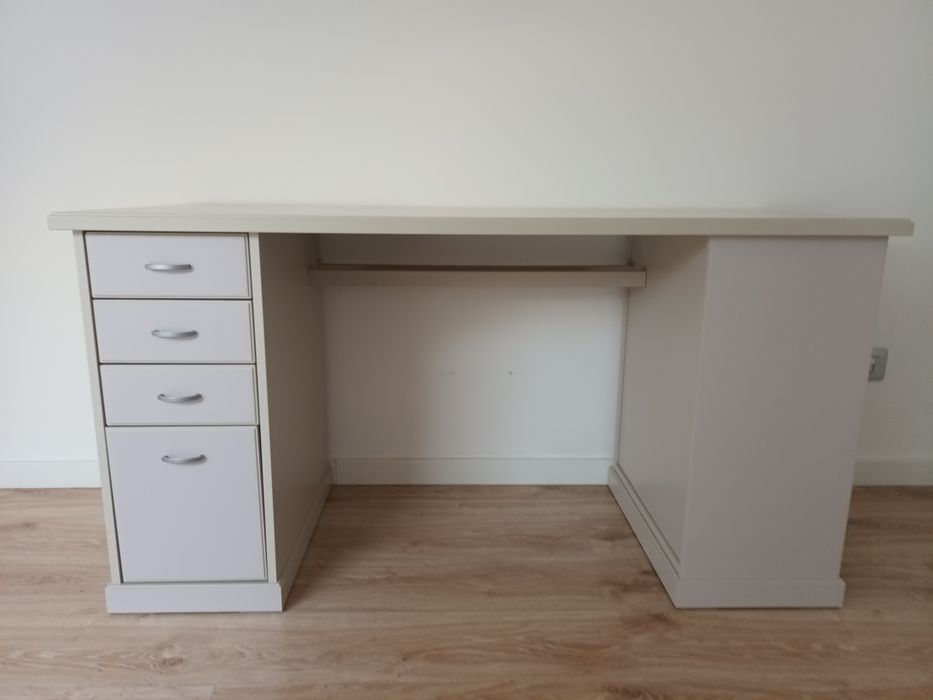 Secretaria IKEA como nova.