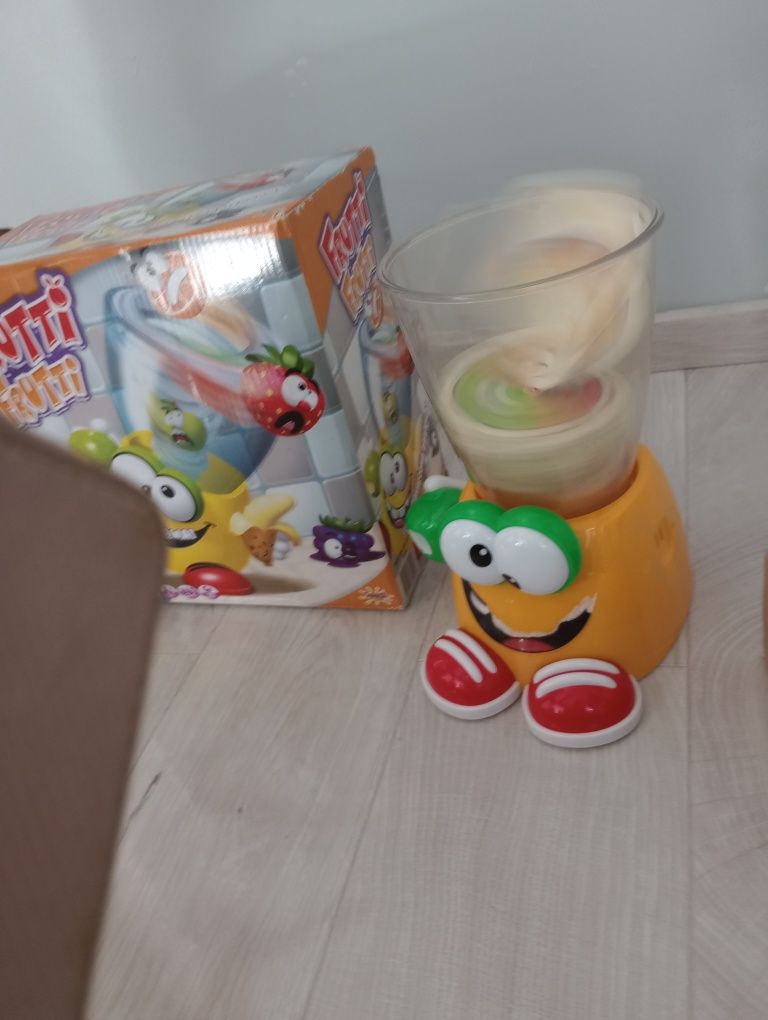 Mikser blender z kartami owocami