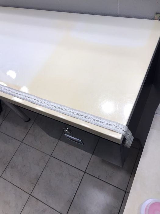 Тумба для макіяжу, майстра бровіста