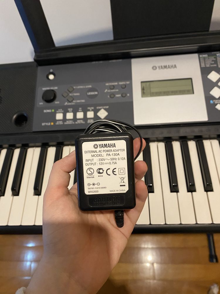 Teclado Yamaha + Suportes