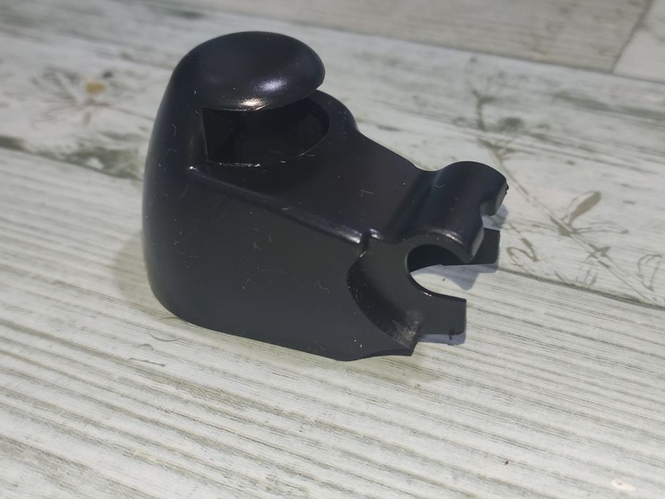 Кришка форсунки омивача заднього склоочисника.