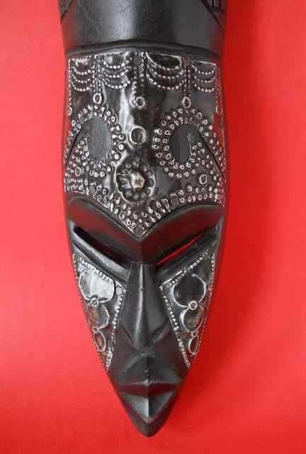Африканская маска-статуэтка