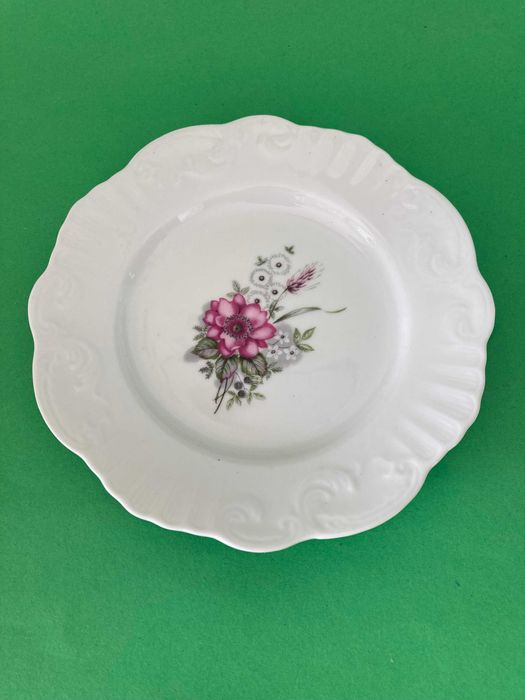 Pratinho muito bonito porcelana da marca Vista alegre Antigo