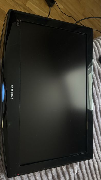 Телевізор Samsung 26” + кріплення на стіну