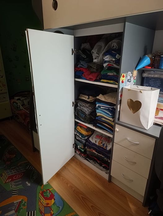 Łóżko piętrowe z biurkiem i szafą