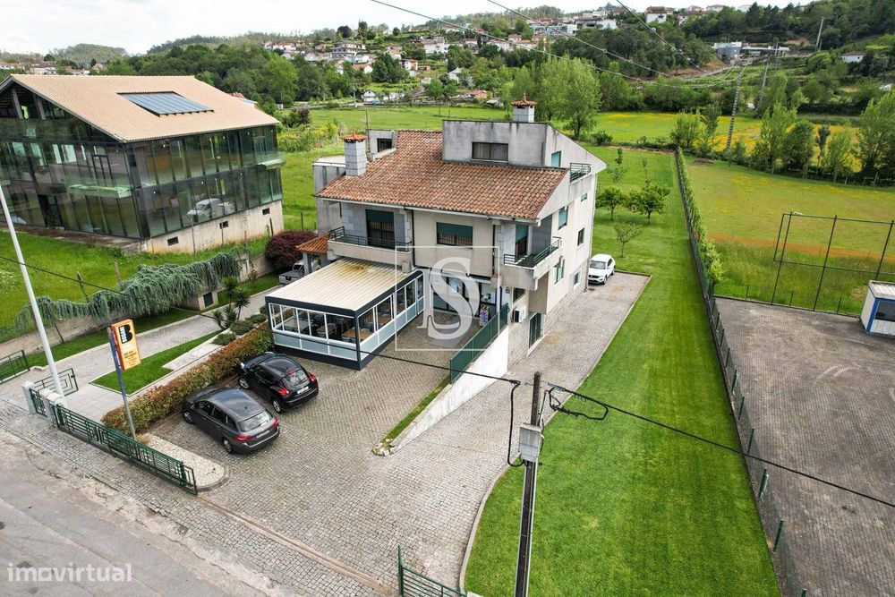 Moradia Individual com Espaço Comercial e Terreno de 4000m2