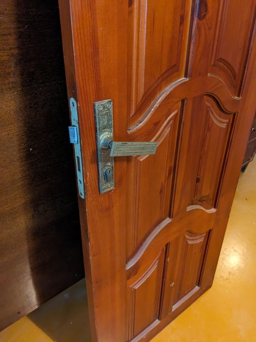 Входная дверь с коробом дерево