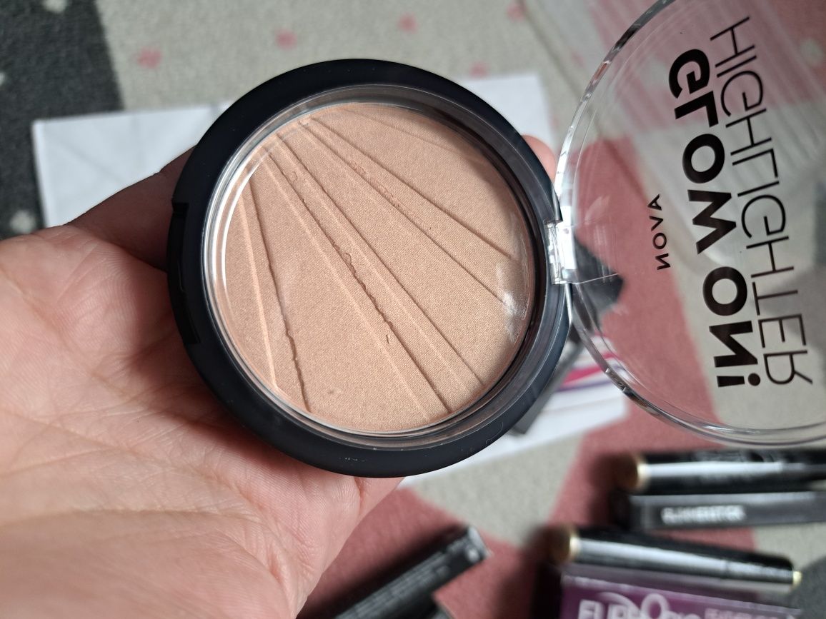 Puder rozświetlający Avon Golden Glow