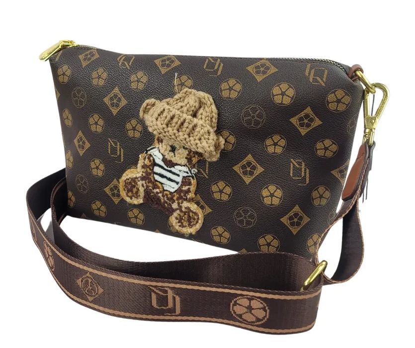 mała torebka kuferek miś w sweterku cyrkonie