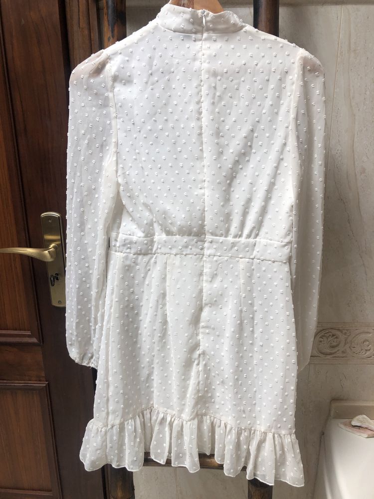 Vestido bege com folho