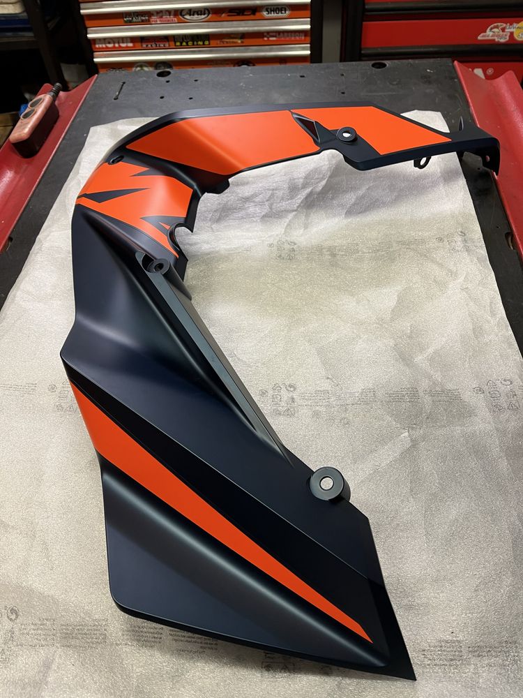 KTM RC125 boczek lewy
