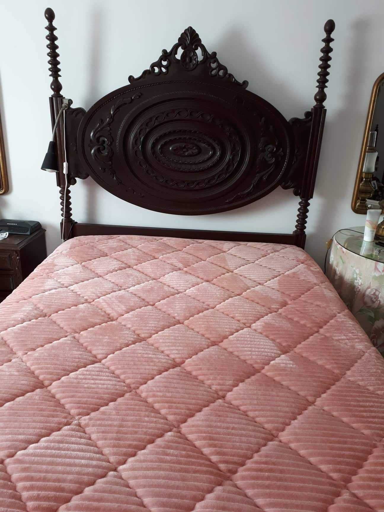 Conjunto cama, mesa de cabeceira (x2) e cadeiras (x2)