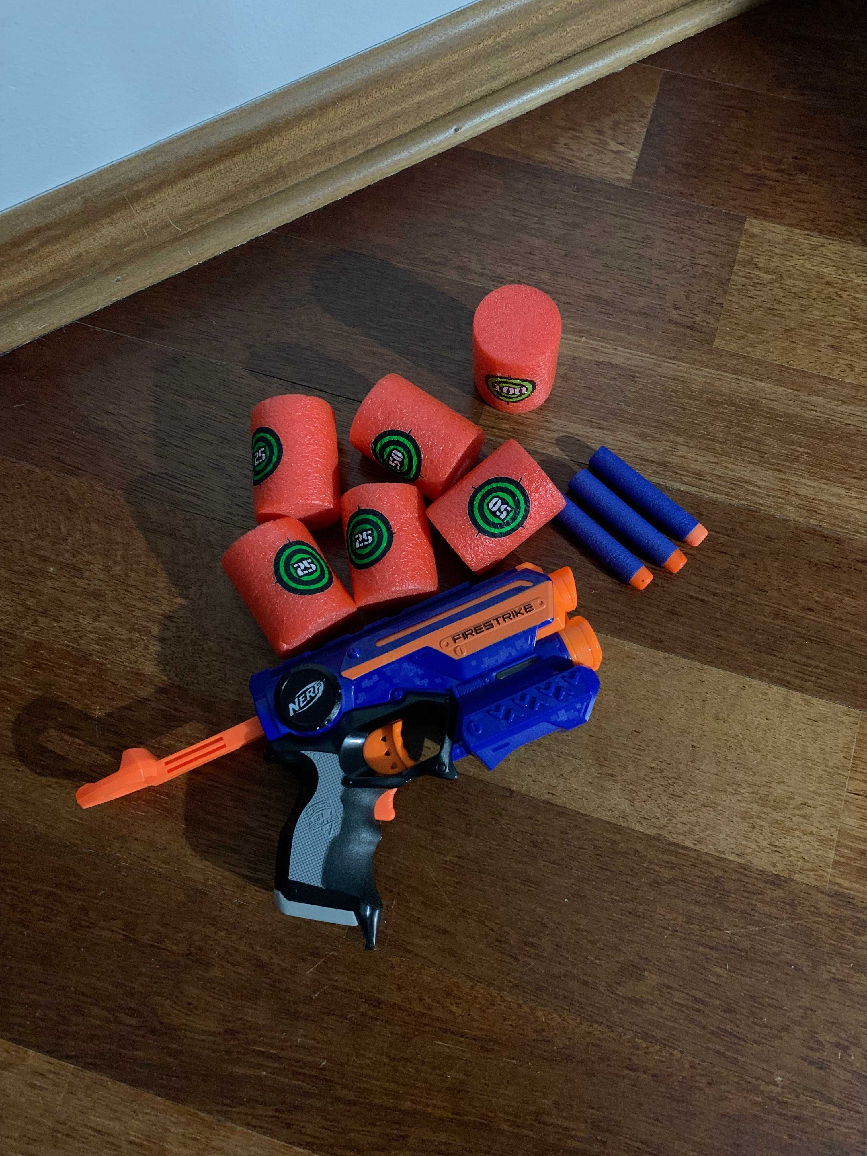 Pistolet Nerf Firestrike Elite, trzy strzałki + gąbeczkowe cele