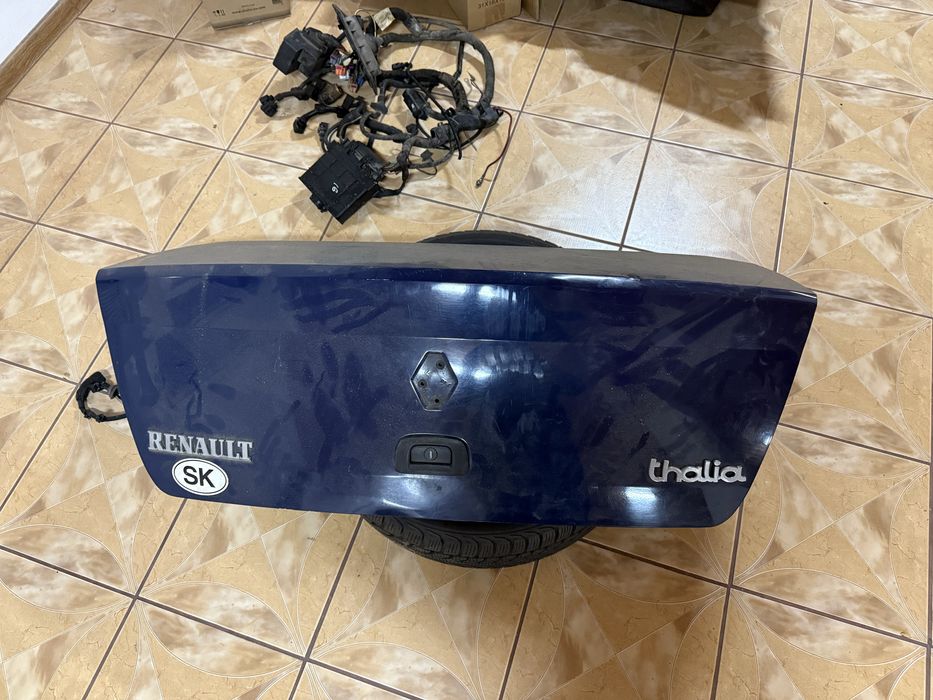 Кришка багажника рено  талія Renault Thalia