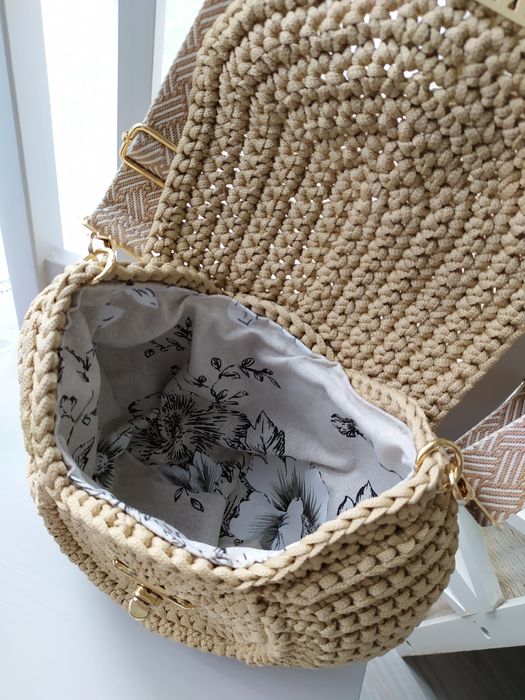 Torebka z klapką ze sznurka szydełkowa rękodzieło