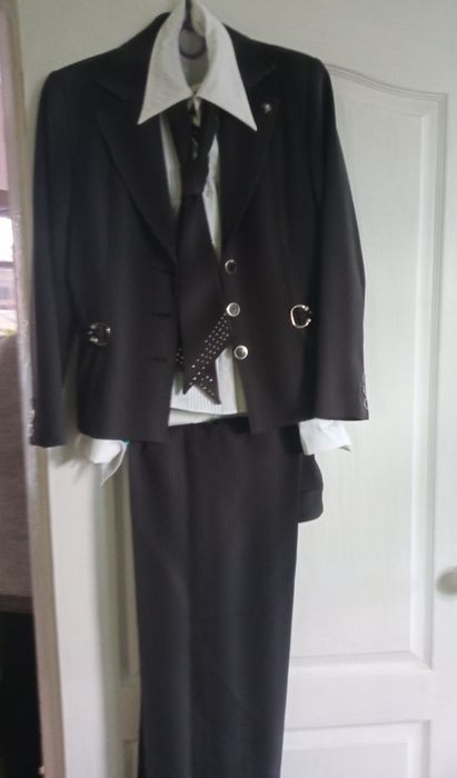 Брючний костюм з блузкою.