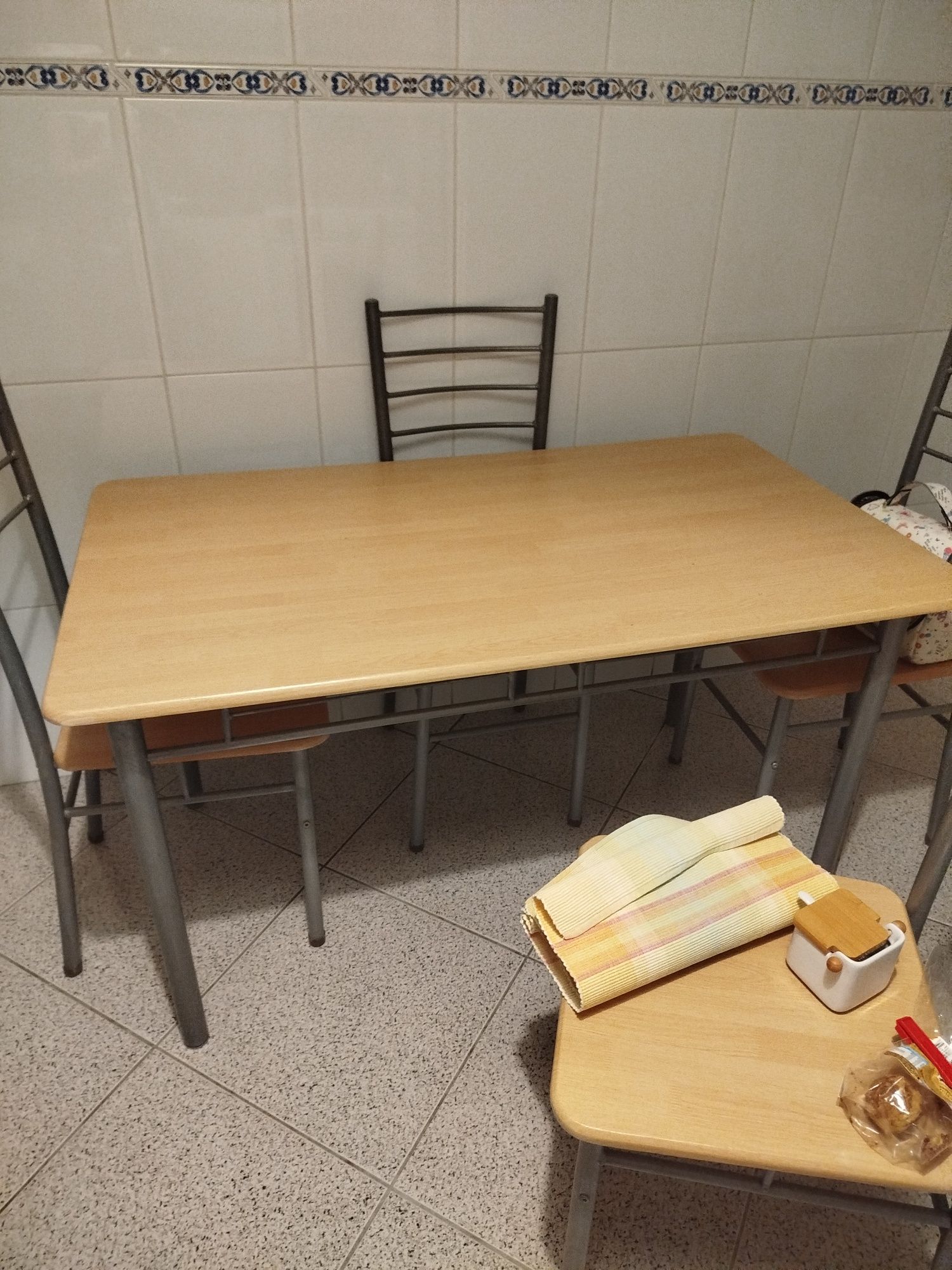 Mesa com 4 cadeiras