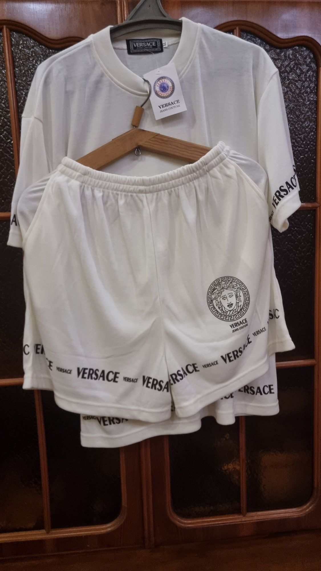 Продам оригинальный летний костюм VERSACE .Сделано в Вьетнаме.