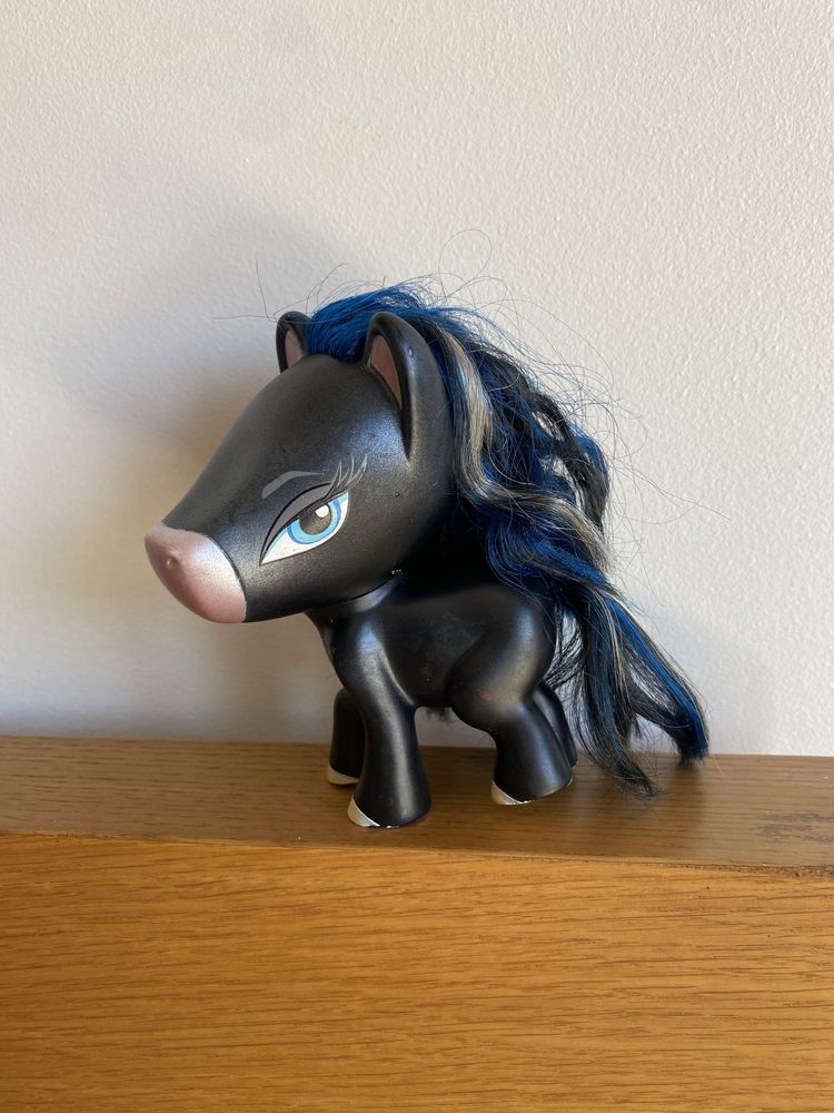 Boneco ponei bratz ponyz sashay preto e azul