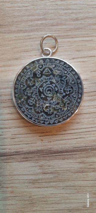 Srebrny wisior, tarcza słońca