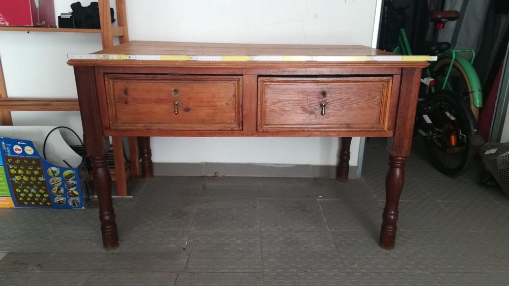 Mesa em madeira  em bom estado